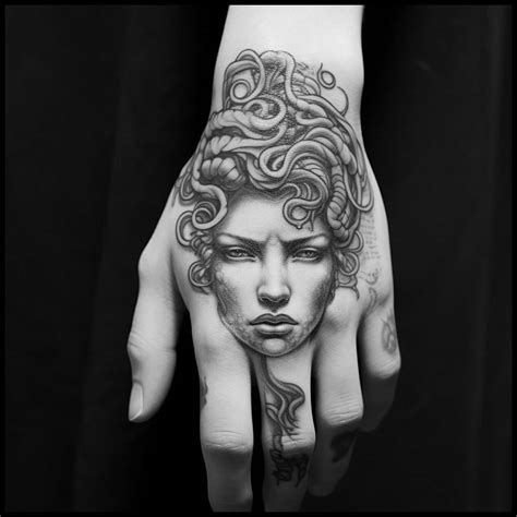 TATUAGGIO MEDUSA: IMMAGINI E SIGNIFICATO.